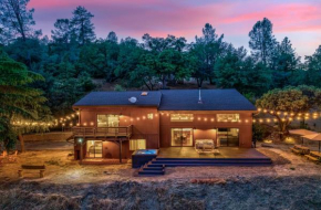 Yosemite Sunrise House with hot tub, views, game room